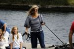 Warmond 7 juli 2017
Koninklijk fotouurtje in Warmond . Koning Willem Alexander Koningin Maxima prionses Amalia Ariane en Alexia komen aanvaren met een sloep.