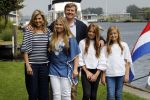 Warmond 7 juli 2017
Koninklijk fotouurtje in Warmond . Koning Willem Alexander Koningin Maxima prionses Amalia Ariane en Alexia komen aanvaren met een sloep.