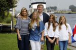 Warmond 7 juli 2017
Koninklijk fotouurtje in Warmond . Koning Willem Alexander Koningin Maxima prionses Amalia Ariane en Alexia komen aanvaren met een sloep.