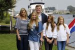 Warmond 7 juli 2017
Koninklijk fotouurtje in Warmond . Koning Willem Alexander Koningin Maxima prionses Amalia Ariane en Alexia komen aanvaren met een sloep.