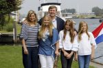 Warmond 7 juli 2017
Koninklijk fotouurtje in Warmond . Koning Willem Alexander Koningin Maxima prionses Amalia Ariane en Alexia komen aanvaren met een sloep.
