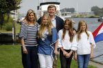 Warmond 7 juli 2017
Koninklijk fotouurtje in Warmond . Koning Willem Alexander Koningin Maxima prionses Amalia Ariane en Alexia komen aanvaren met een sloep.