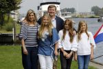 Warmond 7 juli 2017
Koninklijk fotouurtje in Warmond . Koning Willem Alexander Koningin Maxima prionses Amalia Ariane en Alexia komen aanvaren met een sloep.