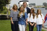 Warmond 7 juli 2017
Koninklijk fotouurtje in Warmond . Koning Willem Alexander Koningin Maxima prionses Amalia Ariane en Alexia komen aanvaren met een sloep.