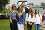 Warmond 7 juli 2017
Koninklijk fotouurtje in Warmond . Koning Willem Alexander Koningin Maxima prionses Amalia Ariane en Alexia komen aanvaren met een sloep.