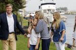 Warmond 7 juli 2017
Koninklijk fotouurtje in Warmond . Koning Willem Alexander Koningin Maxima prionses Amalia Ariane en Alexia komen aanvaren met een sloep.