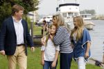 Warmond 7 juli 2017
Koninklijk fotouurtje in Warmond . Koning Willem Alexander Koningin Maxima prionses Amalia Ariane en Alexia komen aanvaren met een sloep.