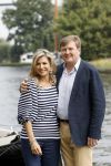 Warmond 7 juli 2017
Koninklijk fotouurtje in Warmond . Koning Willem Alexander Koningin Maxima prionses Amalia Ariane en Alexia komen aanvaren met een sloep.