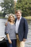 Warmond 7 juli 2017
Koninklijk fotouurtje in Warmond . Koning Willem Alexander Koningin Maxima prionses Amalia Ariane en Alexia komen aanvaren met een sloep.