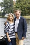 Warmond 7 juli 2017
Koninklijk fotouurtje in Warmond . Koning Willem Alexander Koningin Maxima prionses Amalia Ariane en Alexia komen aanvaren met een sloep.