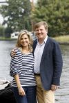 Warmond 7 juli 2017
Koninklijk fotouurtje in Warmond . Koning Willem Alexander Koningin Maxima prionses Amalia Ariane en Alexia komen aanvaren met een sloep.