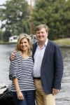 Warmond 7 juli 2017
Koninklijk fotouurtje in Warmond . Koning Willem Alexander Koningin Maxima prionses Amalia Ariane en Alexia komen aanvaren met een sloep.