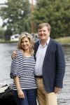 Warmond 7 juli 2017
Koninklijk fotouurtje in Warmond . Koning Willem Alexander Koningin Maxima prionses Amalia Ariane en Alexia komen aanvaren met een sloep.