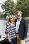 Warmond 7 juli 2017
Koninklijk fotouurtje in Warmond . Koning Willem Alexander Koningin Maxima prionses Amalia Ariane en Alexia komen aanvaren met een sloep.