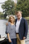 Warmond 7 juli 2017
Koninklijk fotouurtje in Warmond . Koning Willem Alexander Koningin Maxima prionses Amalia Ariane en Alexia komen aanvaren met een sloep.