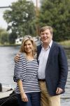 Warmond 7 juli 2017
Koninklijk fotouurtje in Warmond . Koning Willem Alexander Koningin Maxima prionses Amalia Ariane en Alexia komen aanvaren met een sloep.