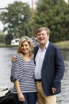 Warmond 7 juli 2017
Koninklijk fotouurtje in Warmond . Koning Willem Alexander Koningin Maxima prionses Amalia Ariane en Alexia komen aanvaren met een sloep.