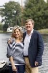 Warmond 7 juli 2017
Koninklijk fotouurtje in Warmond . Koning Willem Alexander Koningin Maxima prionses Amalia Ariane en Alexia komen aanvaren met een sloep.