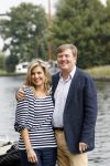 Warmond 7 juli 2017
Koninklijk fotouurtje in Warmond . Koning Willem Alexander Koningin Maxima prionses Amalia Ariane en Alexia komen aanvaren met een sloep.
