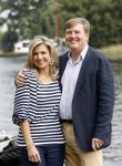 Warmond 7 juli 2017
Koninklijk fotouurtje in Warmond . Koning Willem Alexander Koningin Maxima prionses Amalia Ariane en Alexia komen aanvaren met een sloep.