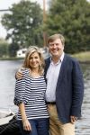 Warmond 7 juli 2017
Koninklijk fotouurtje in Warmond . Koning Willem Alexander Koningin Maxima prionses Amalia Ariane en Alexia komen aanvaren met een sloep.