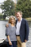 Warmond 7 juli 2017
Koninklijk fotouurtje in Warmond . Koning Willem Alexander Koningin Maxima prionses Amalia Ariane en Alexia komen aanvaren met een sloep.