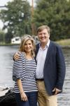 Warmond 7 juli 2017
Koninklijk fotouurtje in Warmond . Koning Willem Alexander Koningin Maxima prionses Amalia Ariane en Alexia komen aanvaren met een sloep.