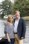 Warmond 7 juli 2017
Koninklijk fotouurtje in Warmond . Koning Willem Alexander Koningin Maxima prionses Amalia Ariane en Alexia komen aanvaren met een sloep.