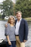 Warmond 7 juli 2017
Koninklijk fotouurtje in Warmond . Koning Willem Alexander Koningin Maxima prionses Amalia Ariane en Alexia komen aanvaren met een sloep.