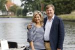 Warmond 7 juli 2017
Koninklijk fotouurtje in Warmond . Koning Willem Alexander Koningin Maxima prionses Amalia Ariane en Alexia komen aanvaren met een sloep.
