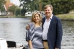 Warmond 7 juli 2017
Koninklijk fotouurtje in Warmond . Koning Willem Alexander Koningin Maxima prionses Amalia Ariane en Alexia komen aanvaren met een sloep.