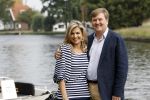 Warmond 7 juli 2017
Koninklijk fotouurtje in Warmond . Koning Willem Alexander Koningin Maxima prionses Amalia Ariane en Alexia komen aanvaren met een sloep.