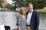 Warmond 7 juli 2017
Koninklijk fotouurtje in Warmond . Koning Willem Alexander Koningin Maxima prionses Amalia Ariane en Alexia komen aanvaren met een sloep.