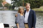 Warmond 7 juli 2017
Koninklijk fotouurtje in Warmond . Koning Willem Alexander Koningin Maxima prionses Amalia Ariane en Alexia komen aanvaren met een sloep.