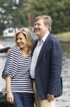 Warmond 7 juli 2017
Koninklijk fotouurtje in Warmond . Koning Willem Alexander Koningin Maxima prionses Amalia Ariane en Alexia komen aanvaren met een sloep.