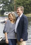 Warmond 7 juli 2017
Koninklijk fotouurtje in Warmond . Koning Willem Alexander Koningin Maxima prionses Amalia Ariane en Alexia komen aanvaren met een sloep.