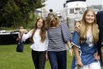 Warmond 7 juli 2017
Koninklijk fotouurtje in Warmond . Koning Willem Alexander Koningin Maxima prionses Amalia Ariane en Alexia komen aanvaren met een sloep.