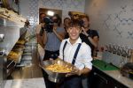 Amsterdam 21 juli 2017 
Lil Kleine en zijn beste vriend Daniel Lam openen een patatzaak bij het rembrandsplein. De zaak heet de Belg