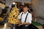 Amsterdam 21 juli 2017 
Lil Kleine en zijn beste vriend Daniel Lam openen een patatzaak bij het rembrandsplein. De zaak heet de Belg