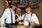 Amsterdam 21 juli 2017 
Lil Kleine en zijn beste vriend Daniel Lam openen een patatzaak bij het rembrandsplein. De zaak heet de Belg