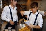Amsterdam 21 juli 2017 
Lil Kleine en zijn beste vriend Daniel Lam openen een patatzaak bij het rembrandsplein. De zaak heet de Belg
