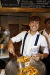 Amsterdam 21 juli 2017 
Lil Kleine en zijn beste vriend Daniel Lam openen een patatzaak bij het rembrandsplein. De zaak heet de Belg