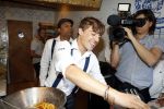 Amsterdam 21 juli 2017 
Lil Kleine en zijn beste vriend Daniel Lam openen een patatzaak bij het rembrandsplein. De zaak heet de Belg