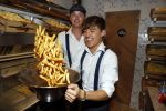 Amsterdam 21 juli 2017 
Lil Kleine en zijn beste vriend Daniel Lam openen een patatzaak bij het rembrandsplein. De zaak heet de Belg