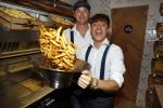 Amsterdam 21 juli 2017 
Lil Kleine en zijn beste vriend Daniel Lam openen een patatzaak bij het rembrandsplein. De zaak heet de Belg