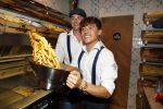 Amsterdam 21 juli 2017 
Lil Kleine en zijn beste vriend Daniel Lam openen een patatzaak bij het rembrandsplein. De zaak heet de Belg