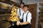 Amsterdam 21 juli 2017 
Lil Kleine en zijn beste vriend Daniel Lam openen een patatzaak bij het rembrandsplein. De zaak heet de Belg