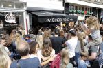 Amsterdam 21 juli 2017 
Lil Kleine en zijn beste vriend Daniel Lam openen een patatzaak bij het rembrandsplein. De zaak heet de Belg. Honderden fans voor de patatzaak