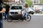Amsterdam 15 juli 2017 
Maria Tailor met kinderen in de bakfiets . Haar vriend Jeroen v d Bergh is er ook bij