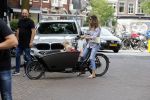 Amsterdam 15 juli 2017 
Maria Tailor met kinderen in de bakfiets . Haar vriend Jeroen v d Bergh is er ook bij